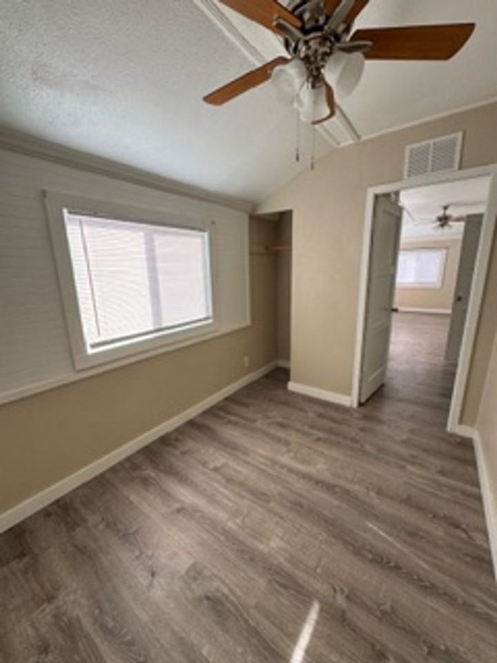 505 E 7th St - Photo 3 of 8