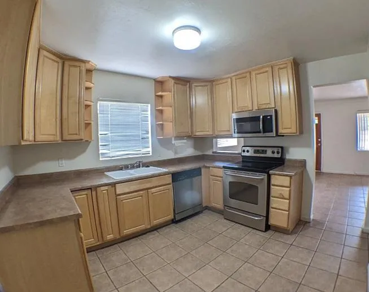 2106 N. Mountain Ave. - Photo 3 of 49