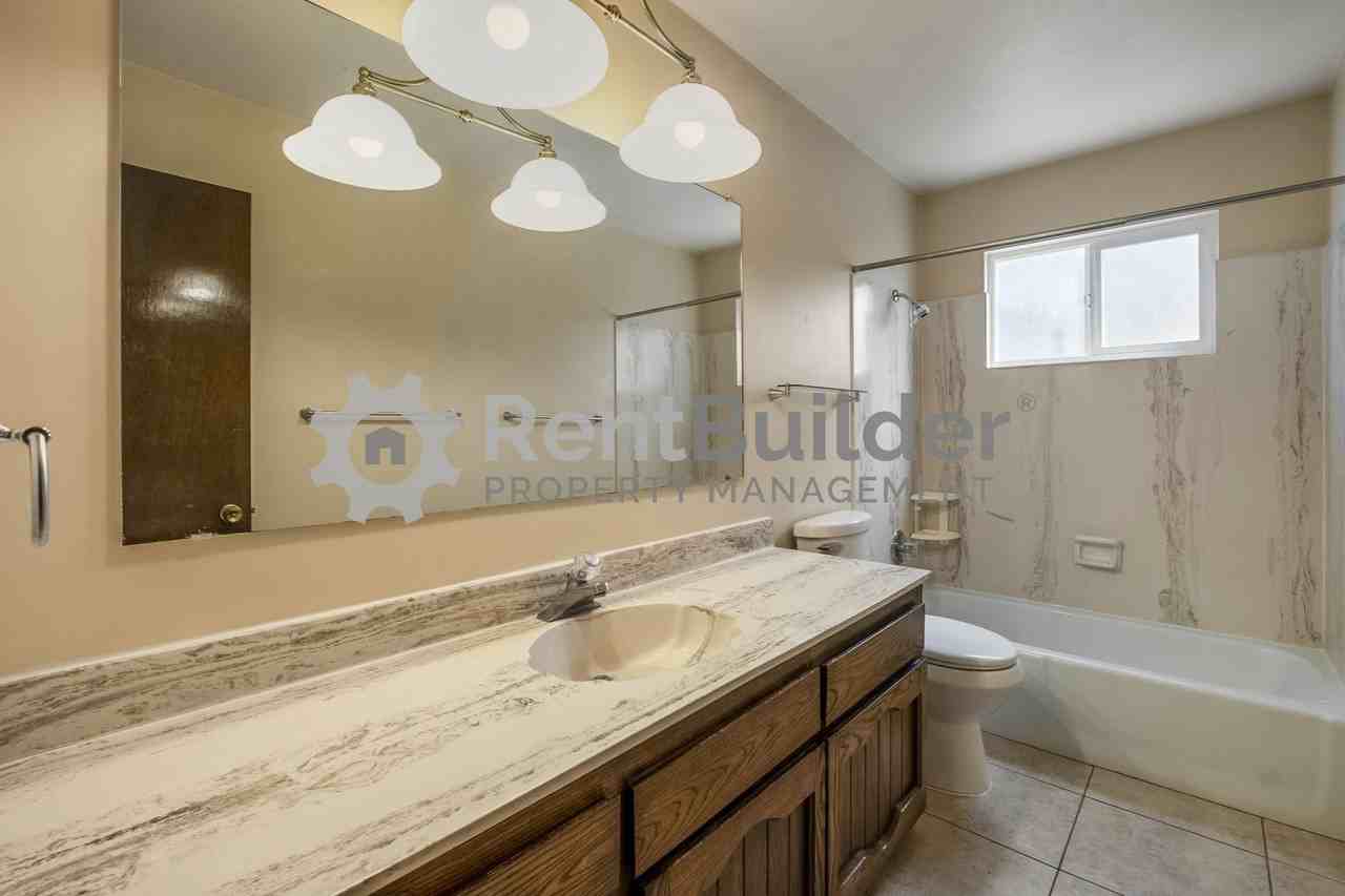 708 Rio Arriba Ave Se - Photo 5 of 25