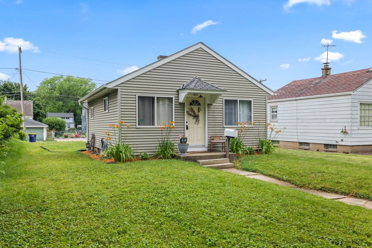 803 S 101st St - Photo 2 of 16