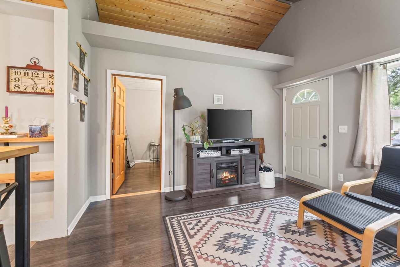 803 S 101st St - Photo 4 of 16