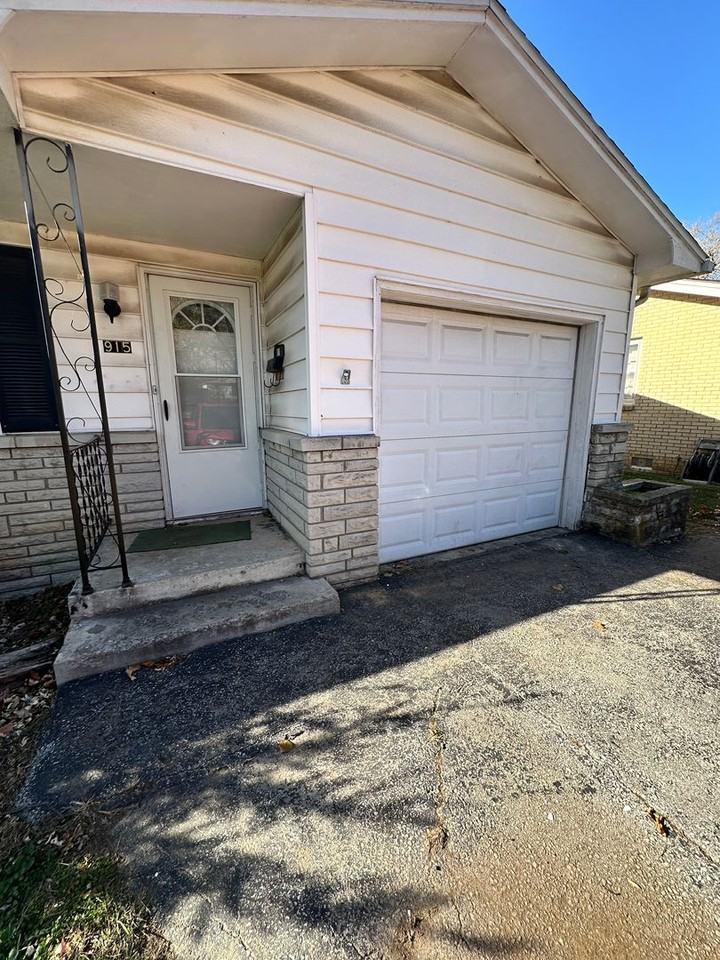 915 N Oak Grove Ave - Photo 2 of 15