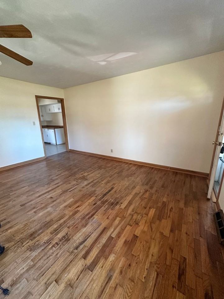 915 N Oak Grove Ave - Photo 3 of 15