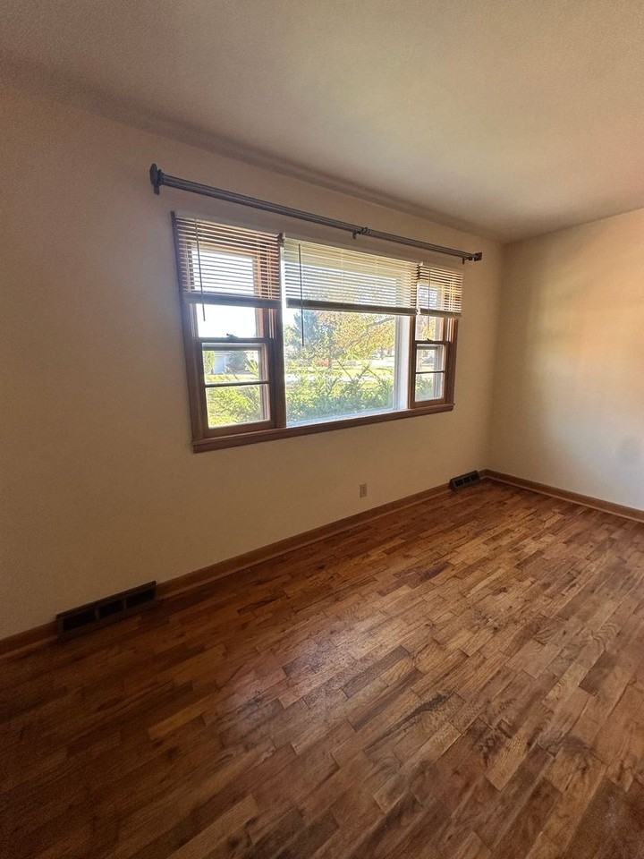 915 N Oak Grove Ave - Photo 4 of 15