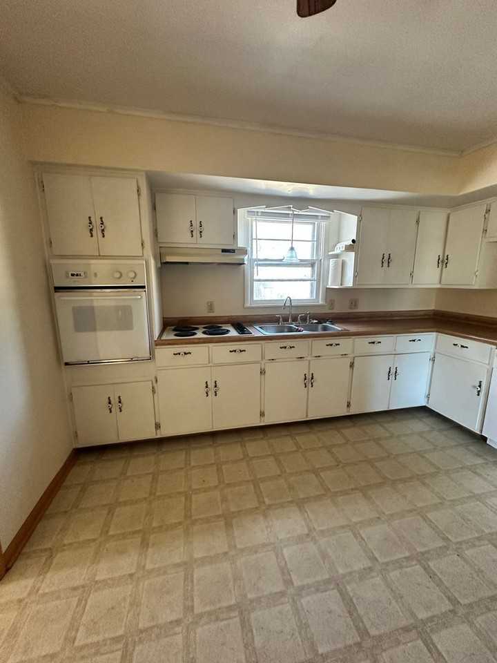 915 N Oak Grove Ave - Photo 6 of 15