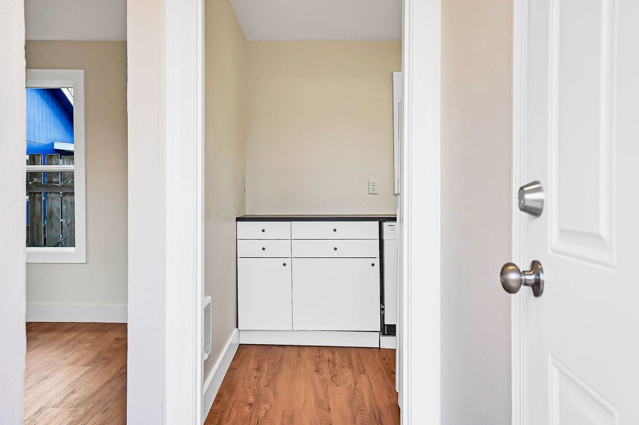 351 19th St Se - Photo 4 of 16