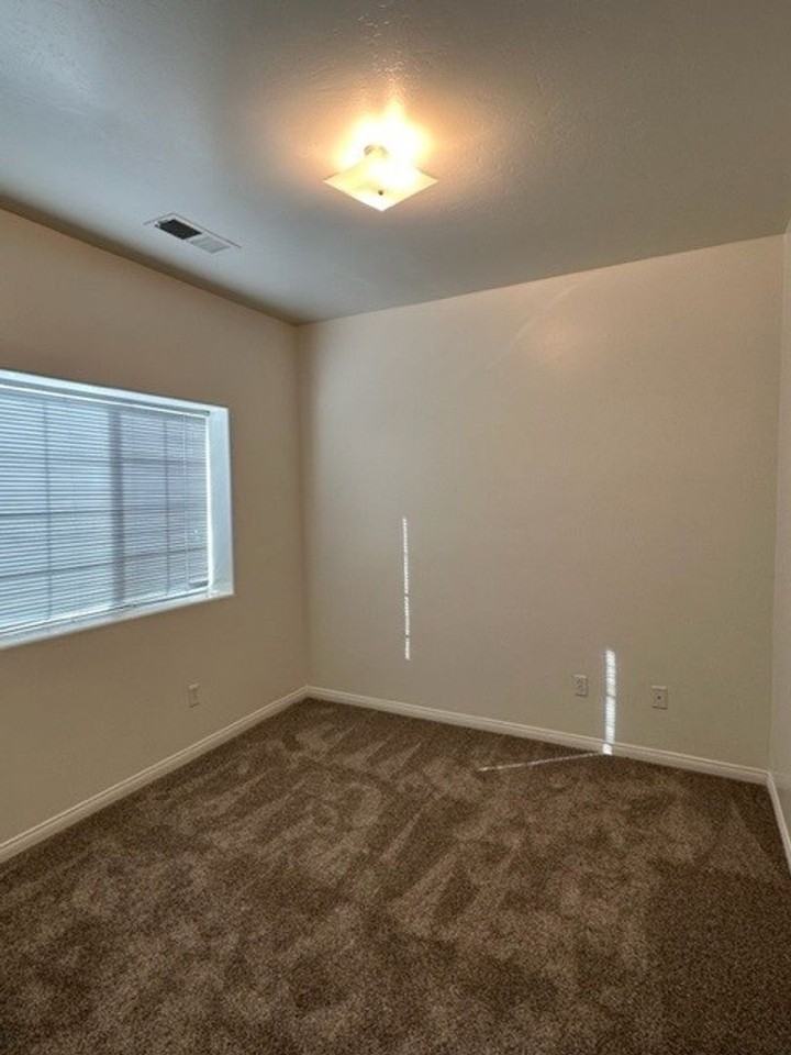 3803 Pine Meadow Drive Bakersfield, CA 93308 - Photo 4 of 11