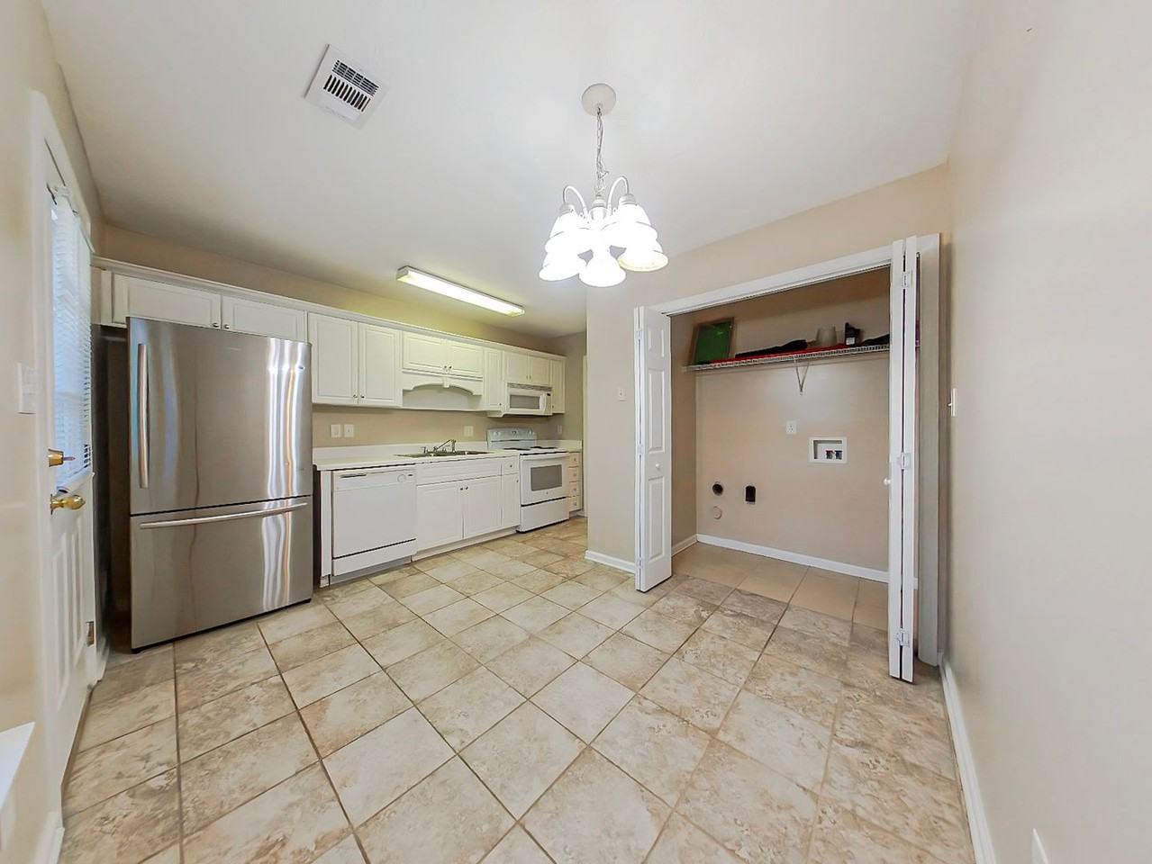 579 Edgecliff Ln - Photo 7 of 15