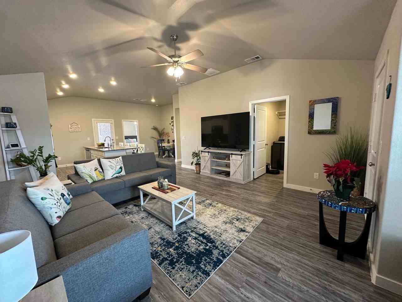 3215 Volney Ave - Photo 4 of 24