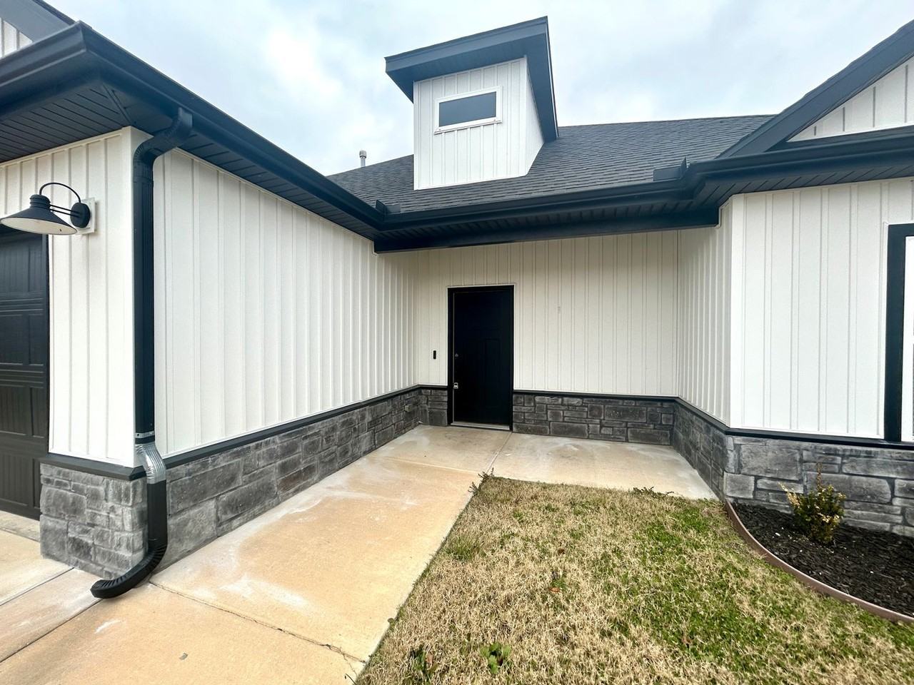 1340 Mt Hood Dr - Photo 3 of 50