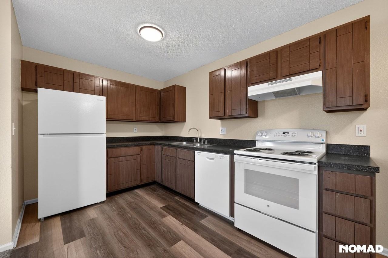 820 Stone Mountain Ct - Photo 3 of 31