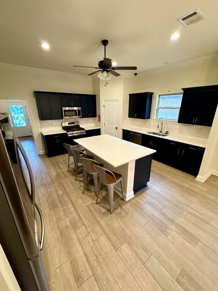 402 Coppice Pl - Photo 3 of 11