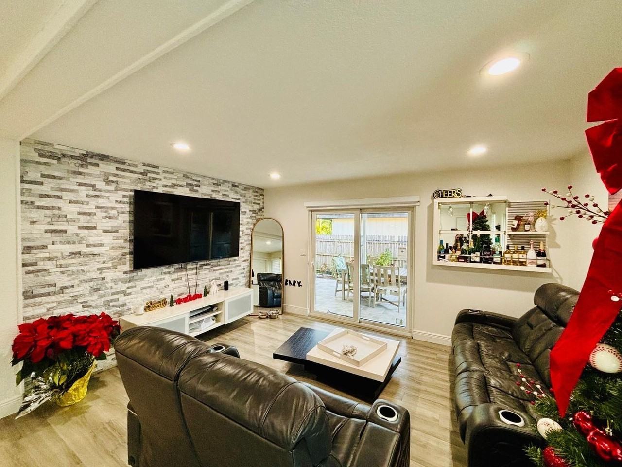 8000 Nw 74th Ter - Photo 4 of 11