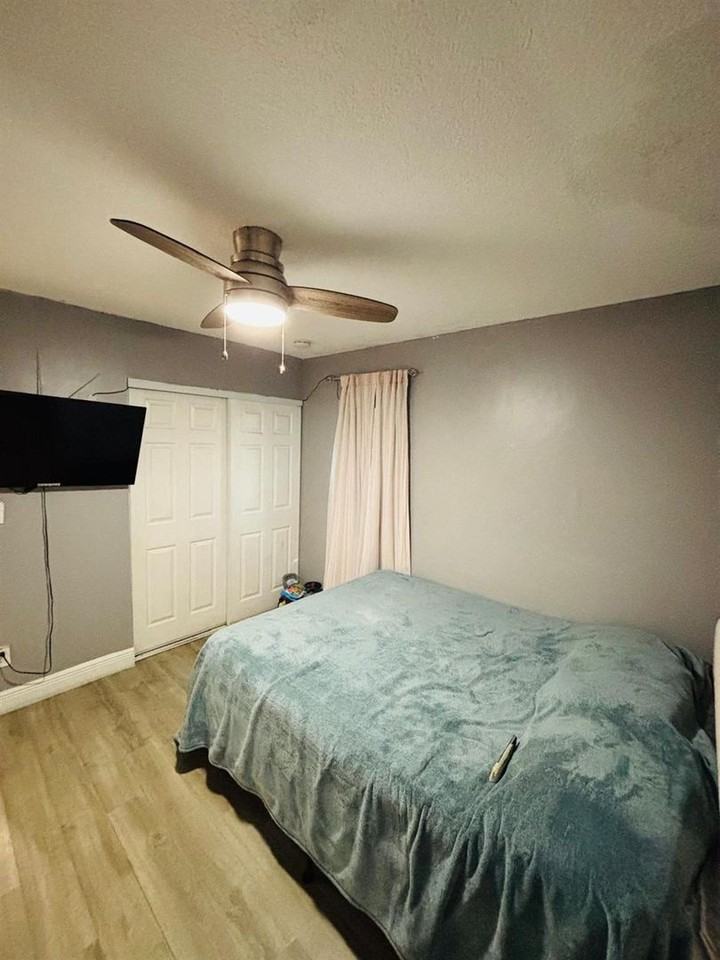 8000 Nw 74th Ter - Photo 7 of 11