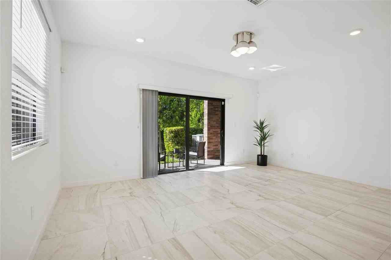 180 Se 5th Ct - Photo 4 of 12