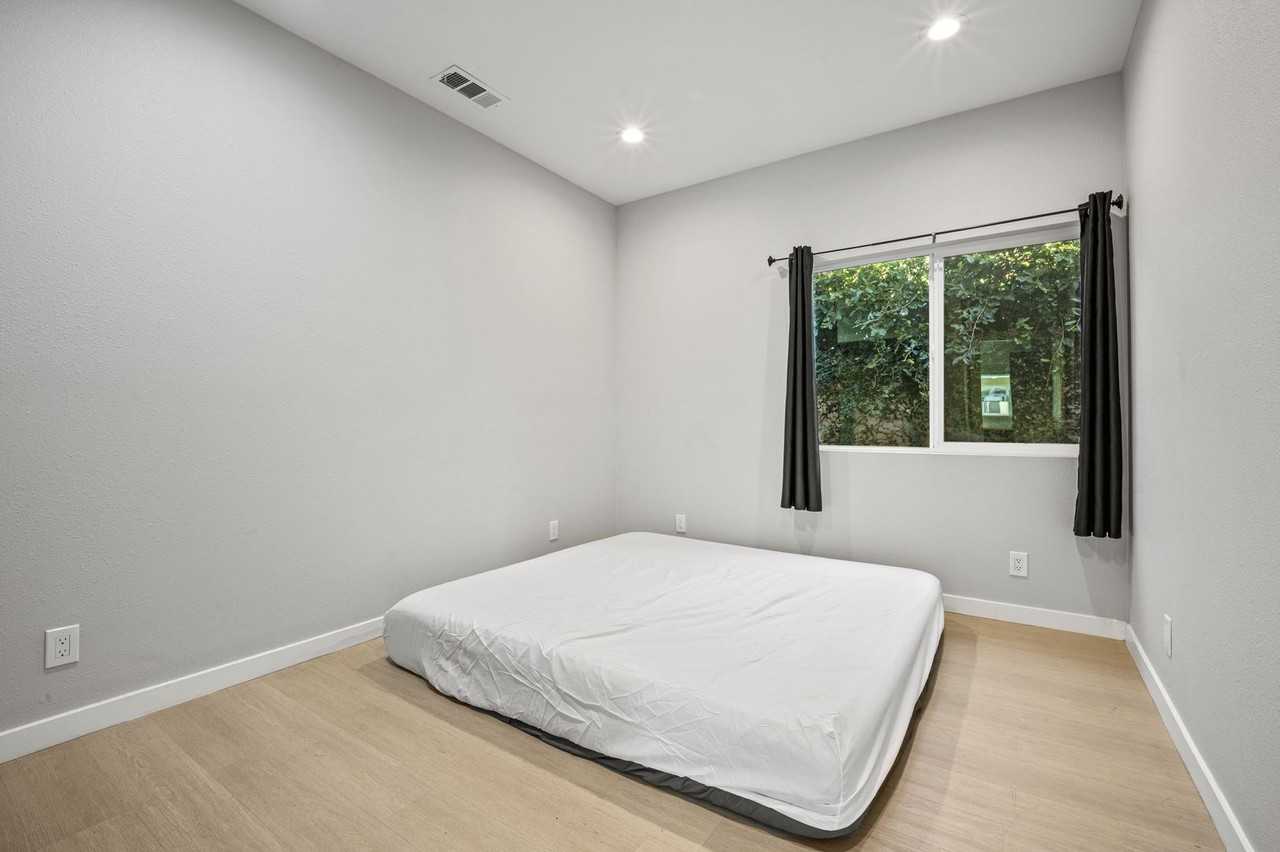 1584 W Wakefield Ave #B - Photo 7 of 16