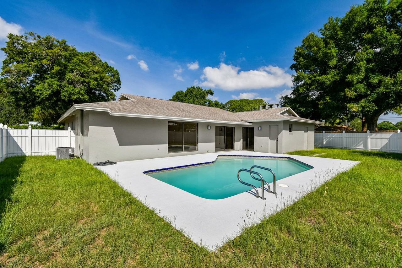 4310 Columbus Way S - Photo 4 of 21