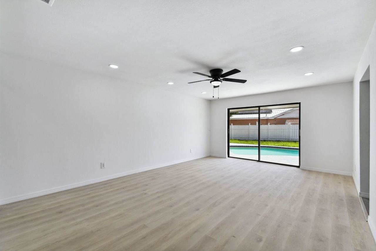 4310 Columbus Way S - Photo 6 of 21