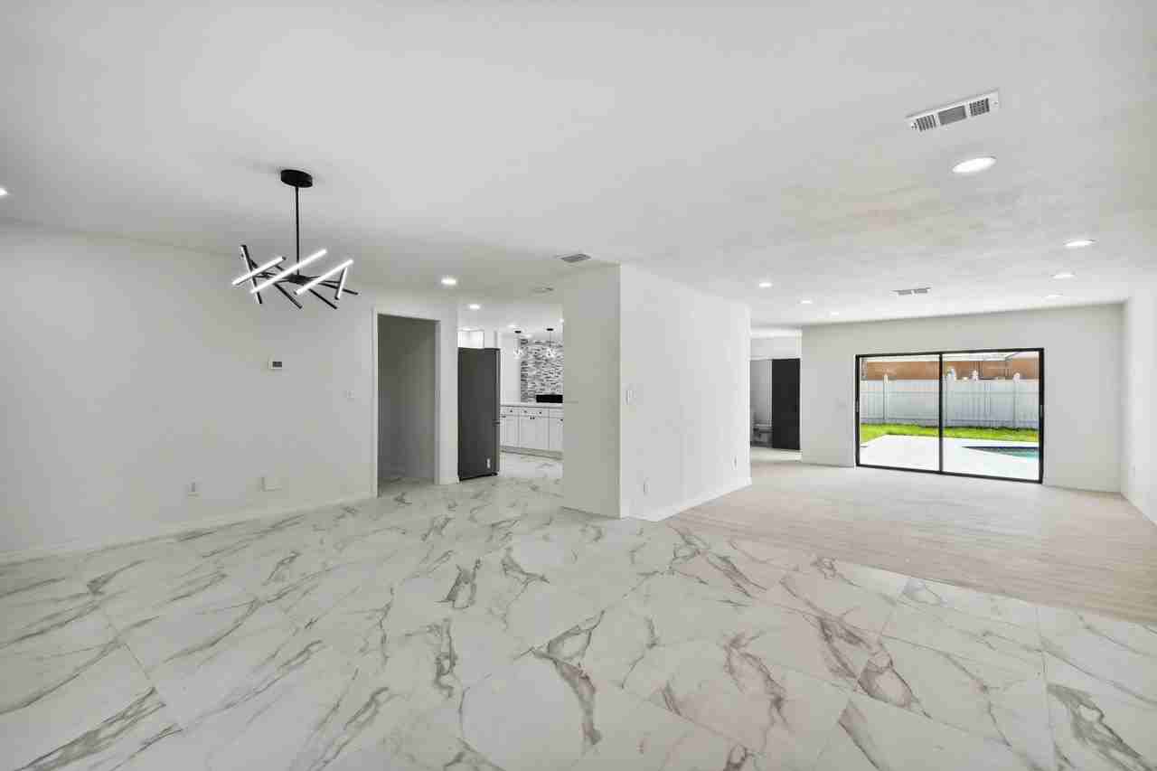 4310 Columbus Way S - Photo 7 of 21