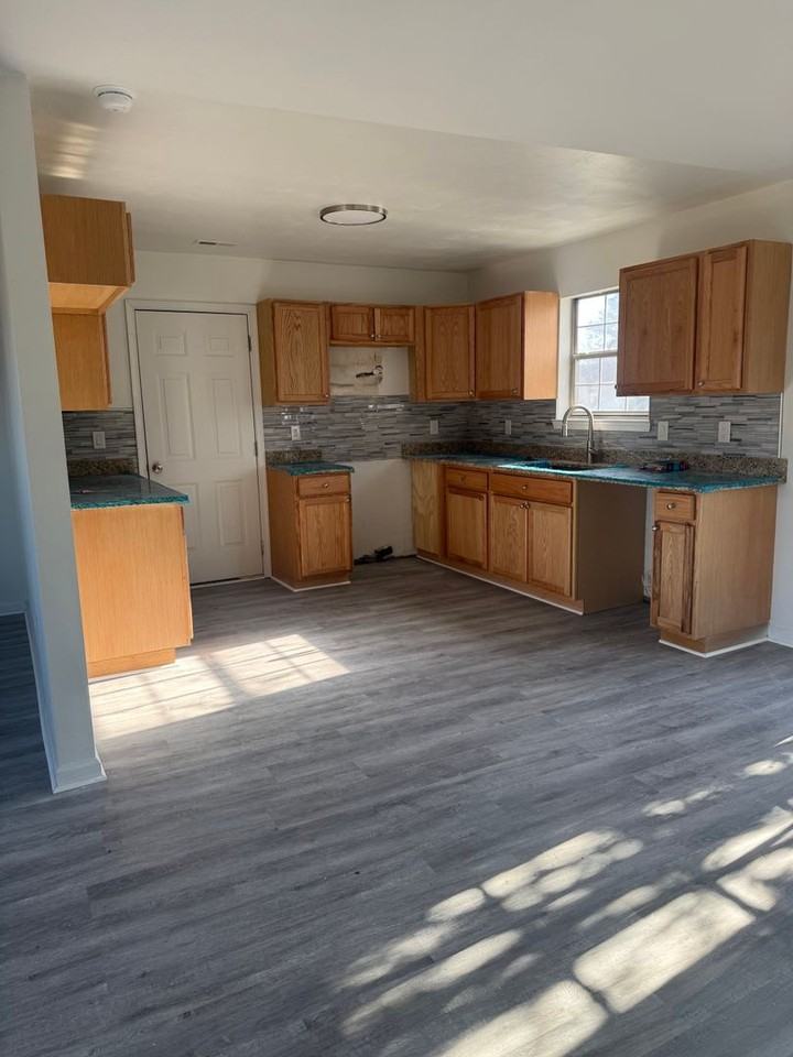 3101 Camelot Blvd - Photo 2 of 12