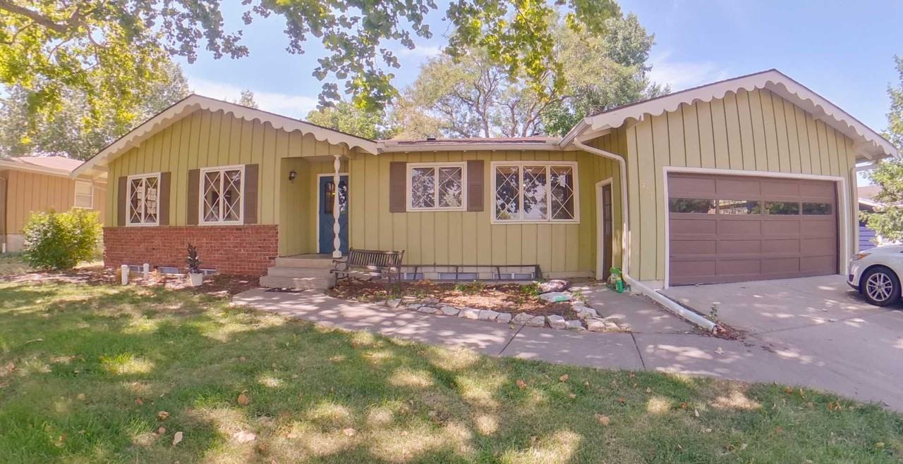 711 Canfield Dr - Photo 2 of 21