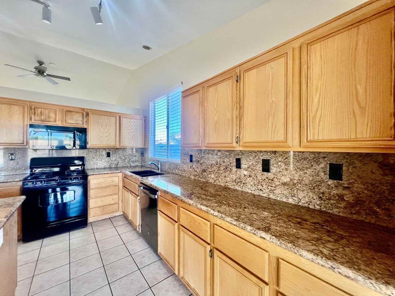 49312 Violet St - Photo 5 of 30