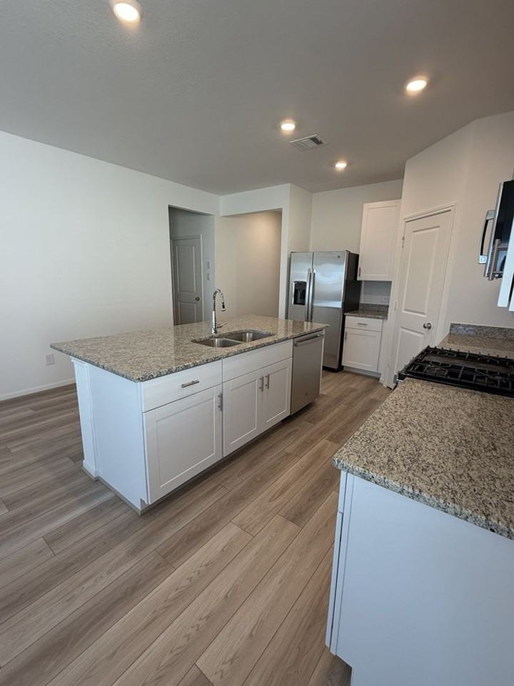 22134 Hat Creek Dr - Photo 4 of 36