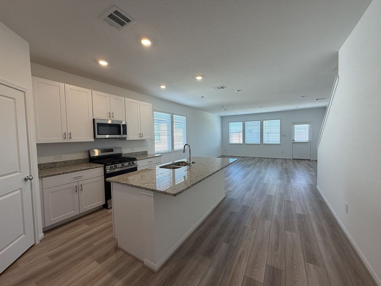 22134 Hat Creek Dr - Photo 5 of 36