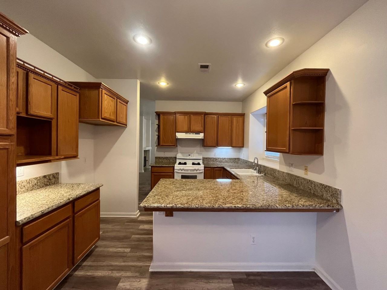 21110 Mission St - Photo 4 of 13