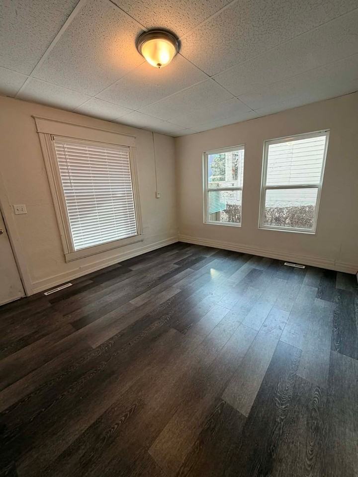 210&210 1/2 S Pearl - Photo 2 of 16