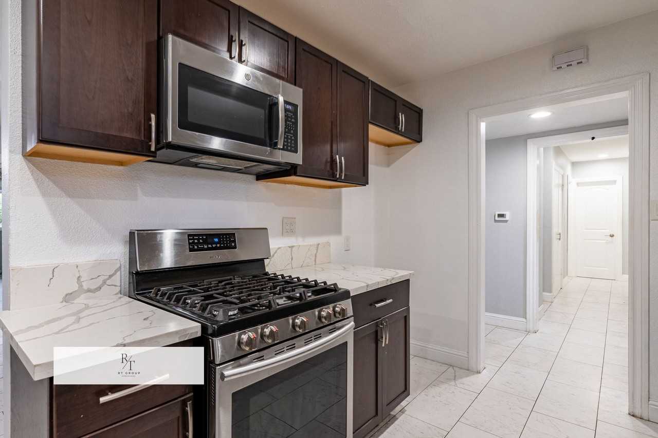 14975 Excelsior Dr - Photo 5 of 36