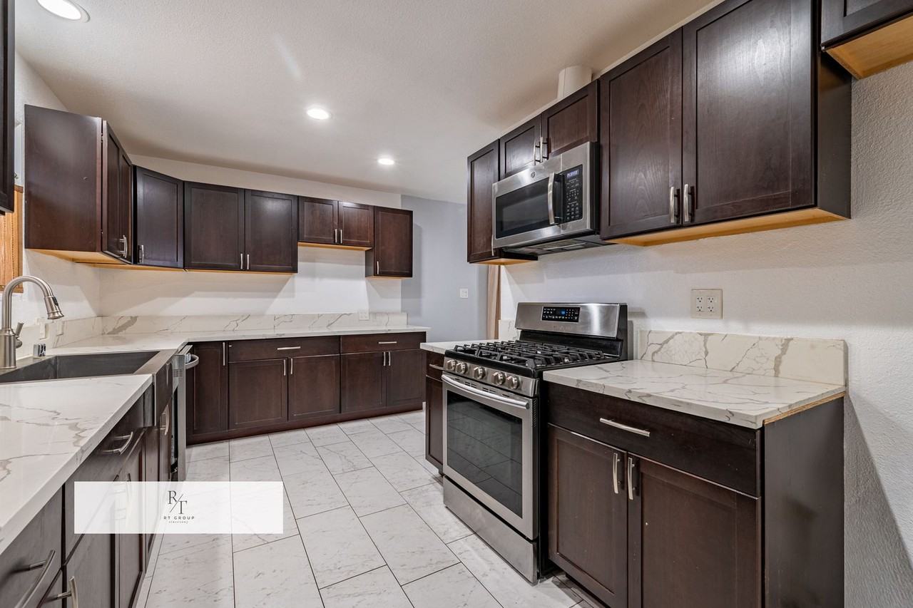 14975 Excelsior Dr - Photo 6 of 36