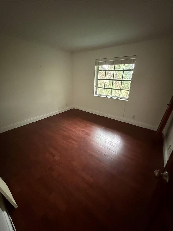 1410 N 65th Ave - Photo 7 of 10