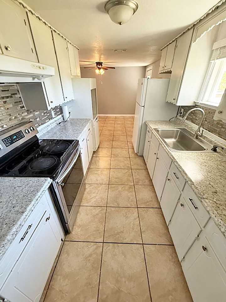 509 W Maple St - Photo 3 of 23