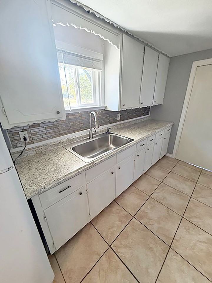 509 W Maple St - Photo 4 of 23