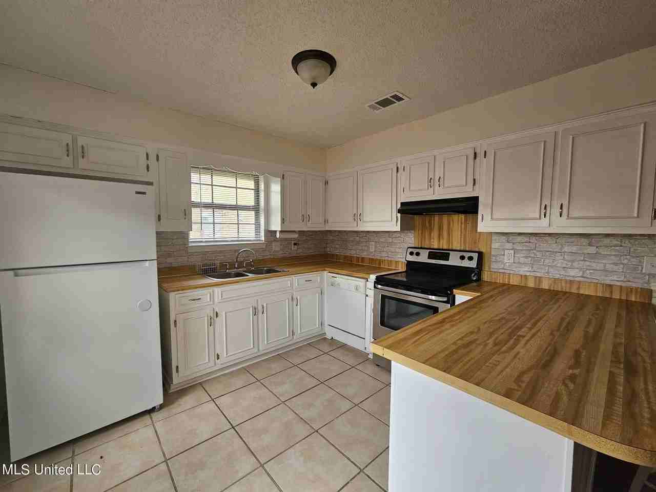 2190 Baywood Dr - Photo 2 of 15