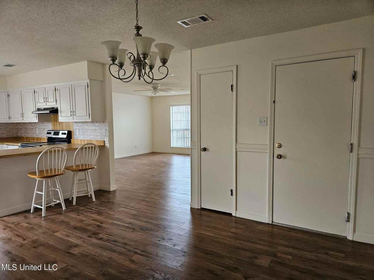 2190 Baywood Dr - Photo 3 of 15