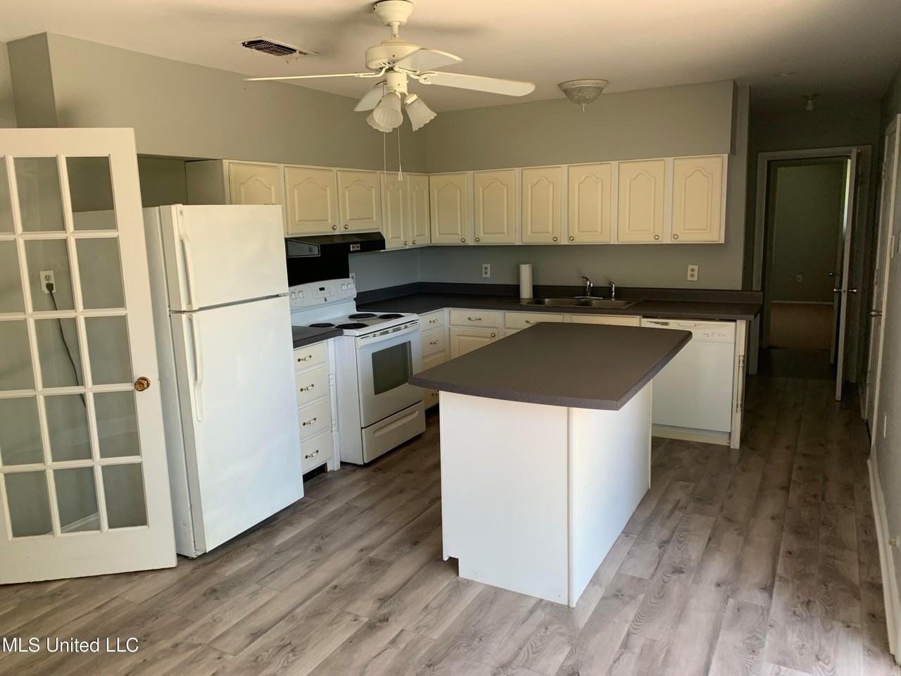 2504 Middlecoff Dr - Photo 4 of 10