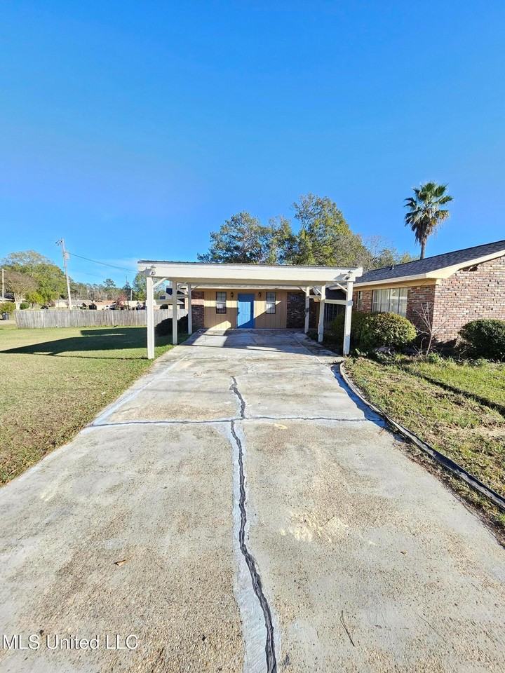 302 Weathersby Rd - Photo 2 of 23