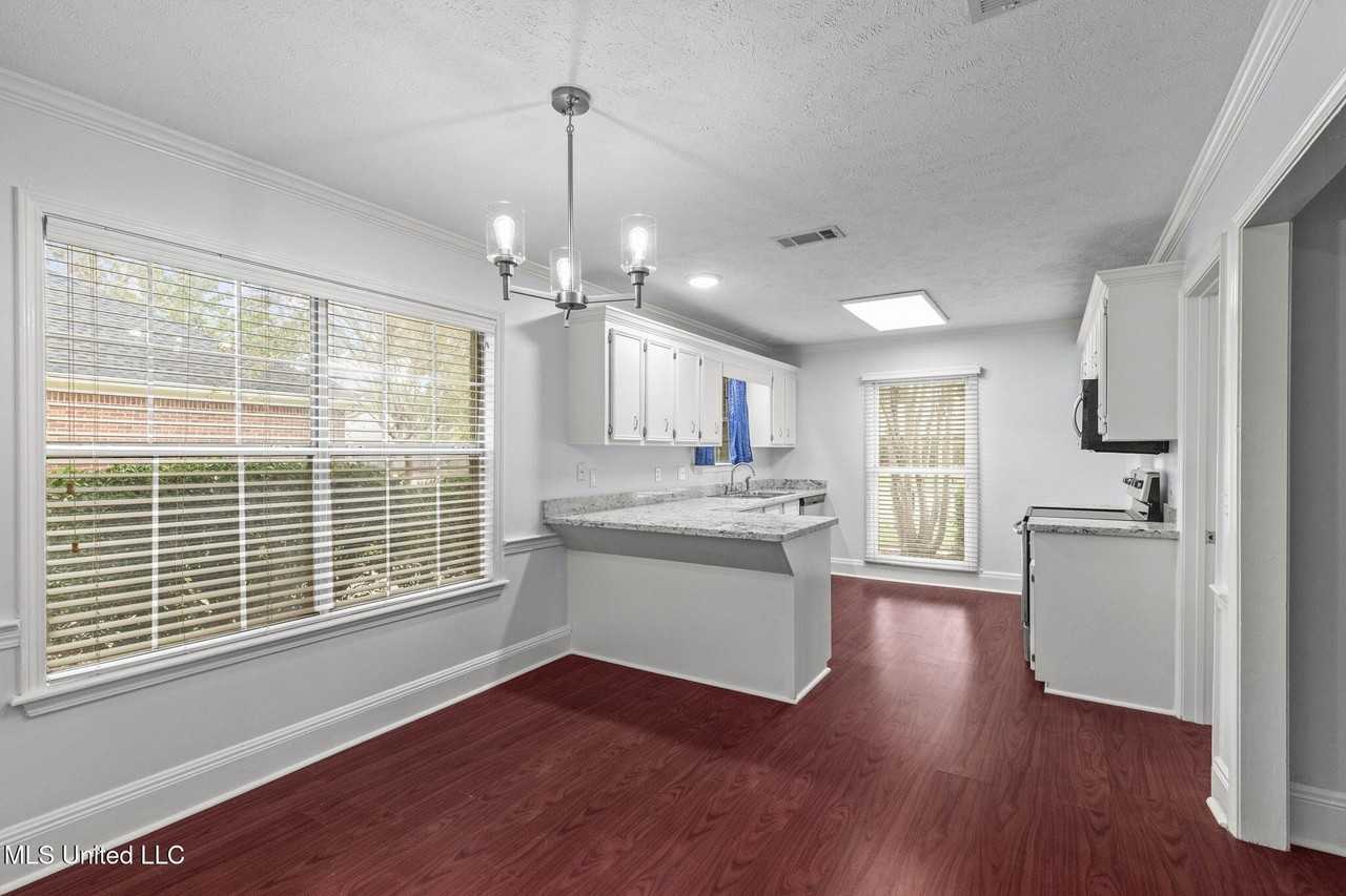 110 Oak Grove Dr - Photo 6 of 50