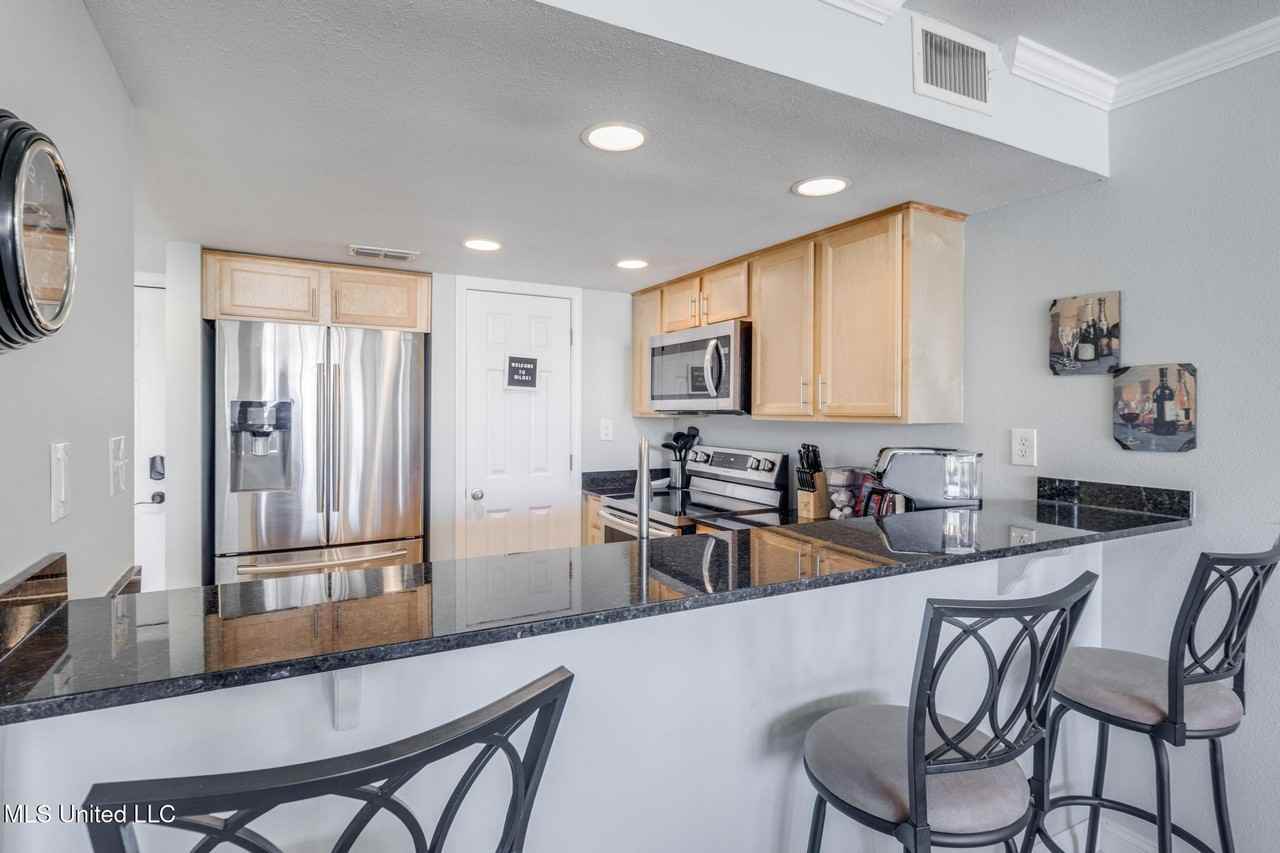 2046 Beach Blvd - Photo 4 of 24