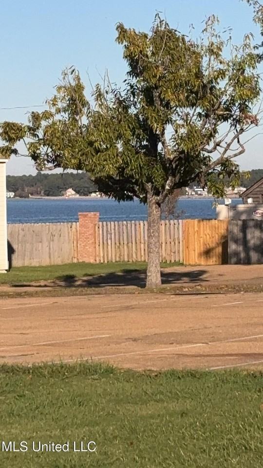 1013 Windrose Dr - Photo 2 of 20