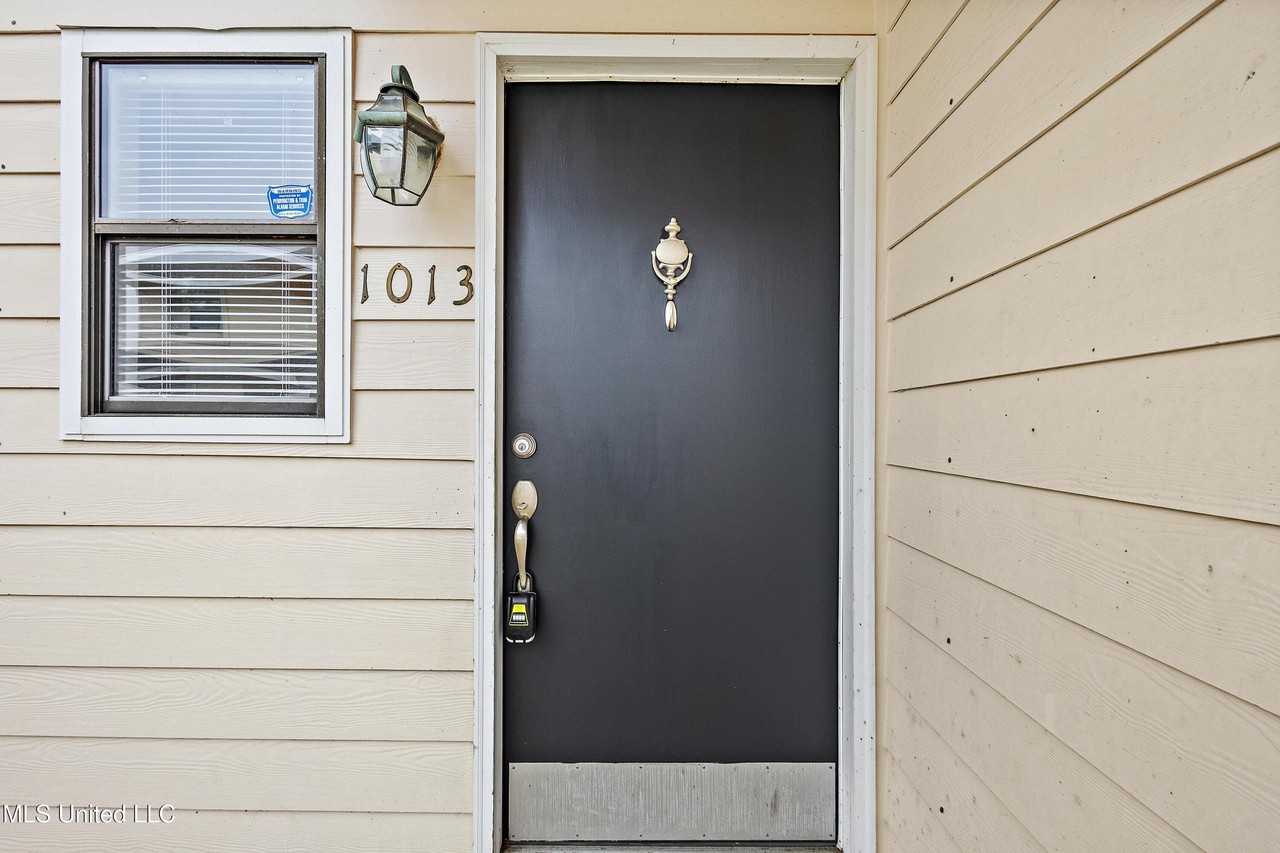 1013 Windrose Dr - Photo 3 of 20