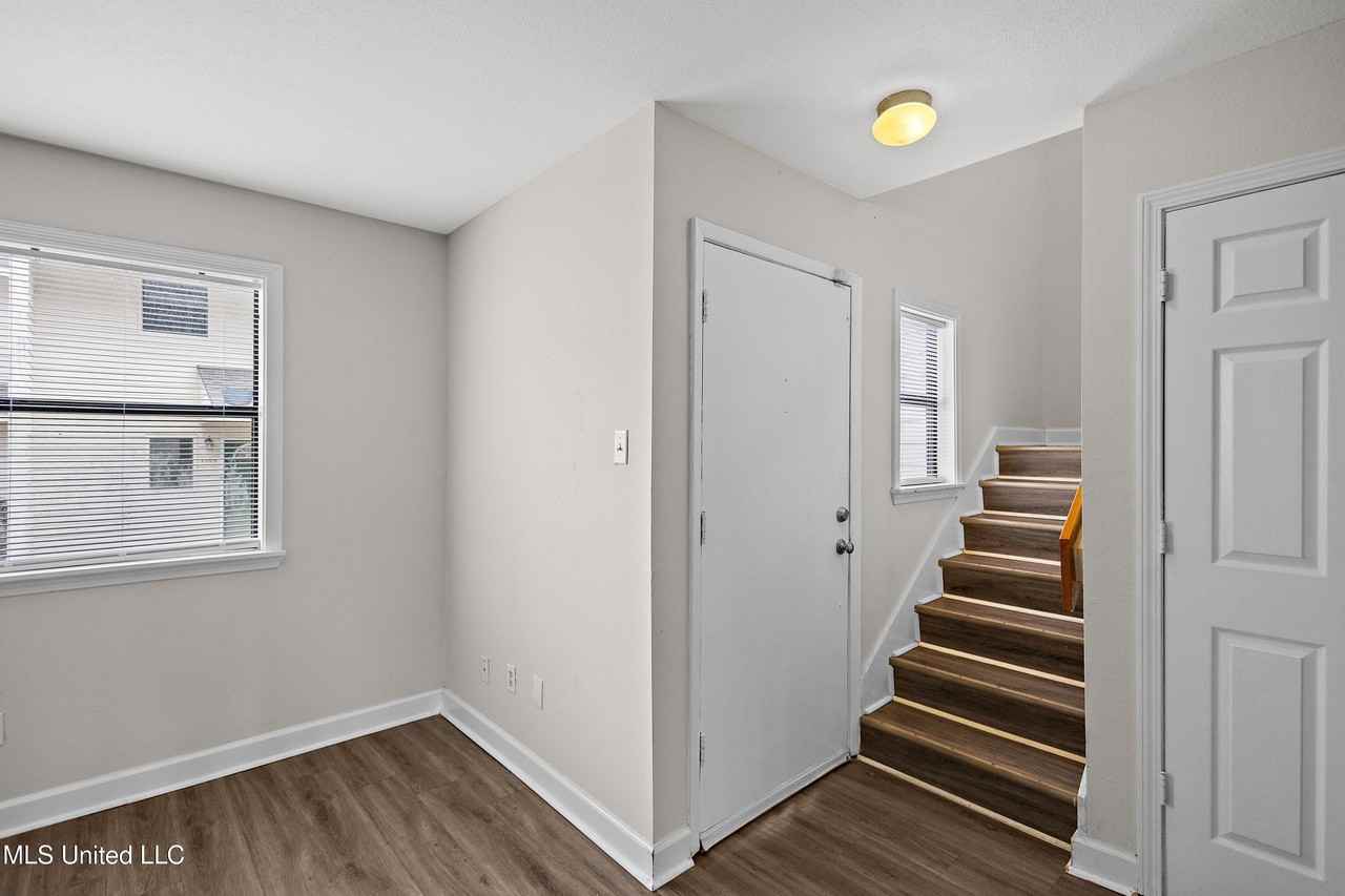 1013 Windrose Dr - Photo 4 of 20