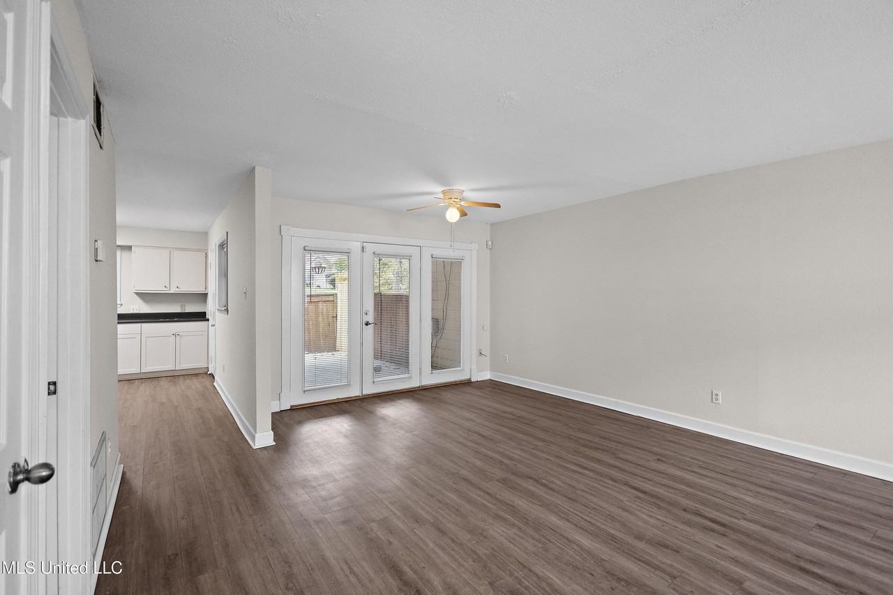 1013 Windrose Dr - Photo 6 of 20