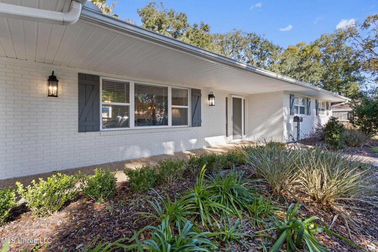 1056 Cherokee St - Photo 3 of 28