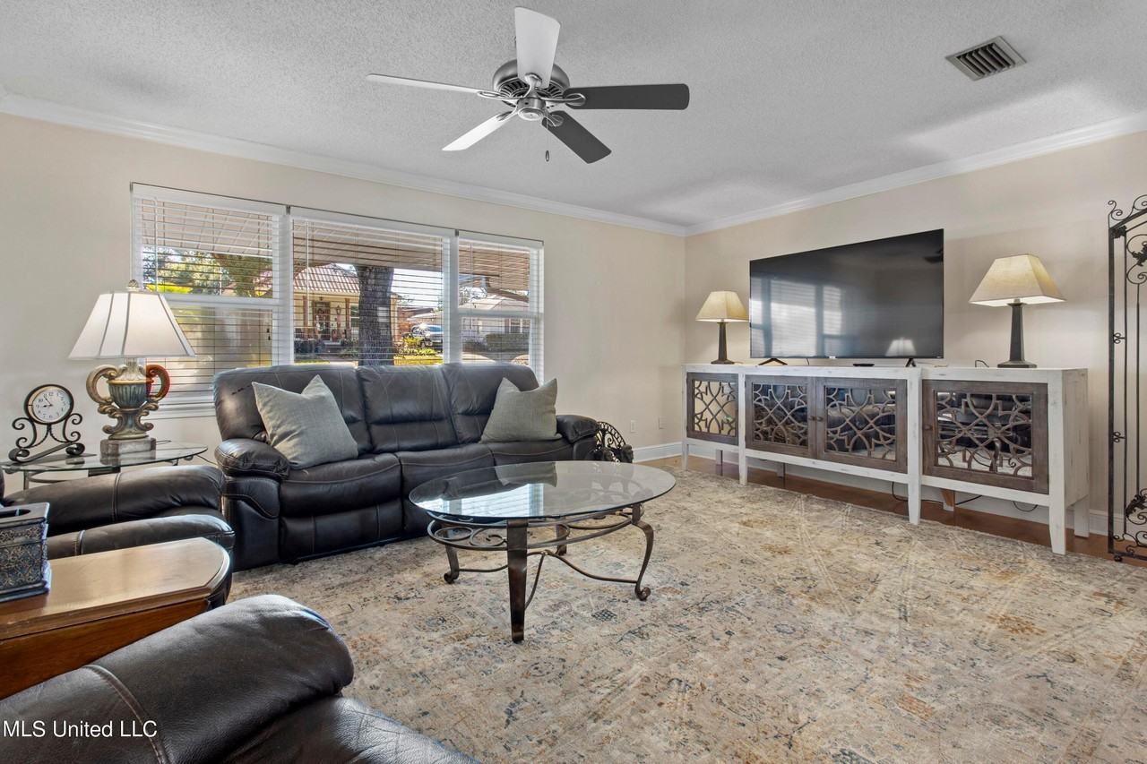 1056 Cherokee St - Photo 7 of 28