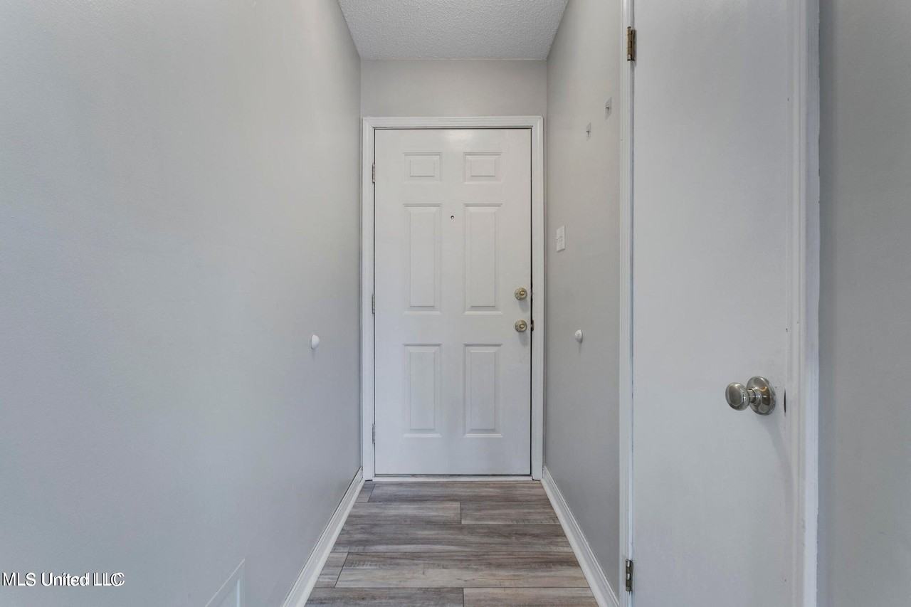 987 Bluff Rdg - Photo 3 of 27