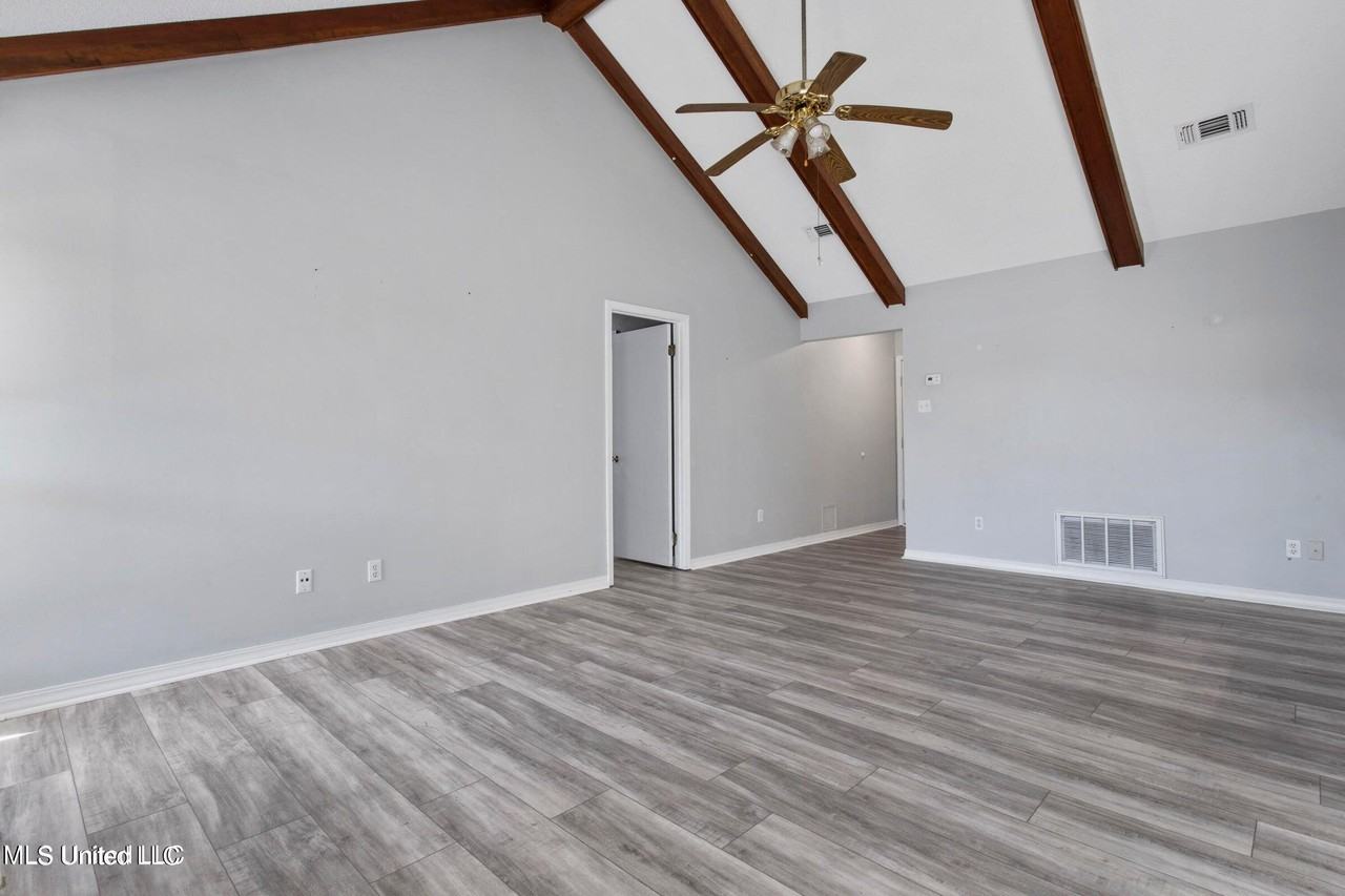 987 Bluff Rdg - Photo 4 of 27