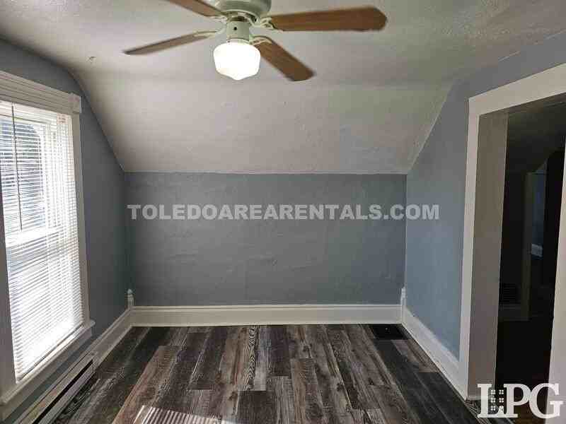 5520 N Summit St - Photo 2 of 10